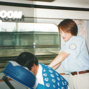 世界初、新幹線車内に専用マッサージスペース『Train massage てもみん』を開設。