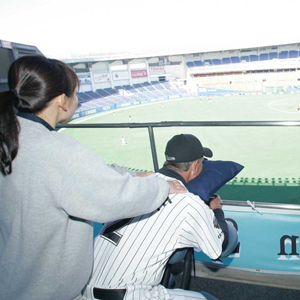 野球観戦&ボディケアで心身ともにリフレッシュ。プロ野球スタジアム内にリラクゼーションスペースを設置。